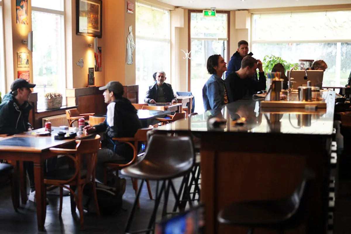 Interieur met houten tafels en bar