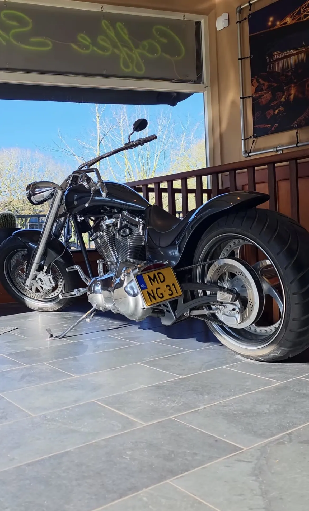Custom chopper motor binnen bij het raam